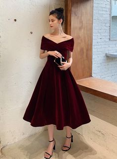 Weinrotes, schulterfreies, knielanges, schickes Partykleid aus Samt. Burgunderrote Ballkleider Wine Gown Dress, Wine Red Prom Dress, Off Shoulder Party Dress, Burgundy Prom Dresses, Burgundy Prom, Dark Red Dresses, Wine Dress, Velvet Bridesmaid Dresses, Soiree Dress