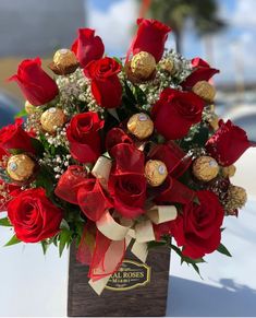 Simplemente Te Amo Es El Regalo Perfecto, Lleno De Rosas y Deliciosos Bombones De Chocolates ¡Muestra Lo Mucho Que Te Importan Con Simplemente Te Amo! Floristería En Miami, Doral Roses, Domicilio, Flores, Regalos Rosas San Valentín. Red Roses Arrangements Valentines, December Flower Arrangements, Box Flowers Gift Ideas, Valentines Flowers Bouquet, Valentine Floral Arrangements, Flower Arrangements Roses, Valentines Day Floral Arrangements, Valentine Arrangements, Roses For Valentines Day