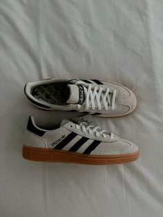 Beige Adidas Spezial, Adidas Spezial Aesthetic, Shoes 2025 Trends, Spezial Adidas Shoes, Adidas Spezial Outfit, Adidas Samba Shoes, Men's Boot Liners, Spezial Adidas, Silver Outfits