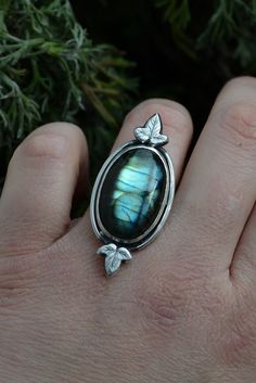 Handmade beautiful Labradorite ring in size 8.25 US with ivy leaves. At the end I use renaissance wax on my silver piece. So the silver won't tarnish so fast.  Everything in my shop is handmade by myself in my little studio. I put a lot of time and love in my work and I love to be an artist.  If you have some question please send me a message!! Ein wunderschöner Labradorit Ring aus Sterling Silber 925 mit einem Efeu Blättern Die Ringgröße ist 8.25 US / 57mm  ( Durchmesser 18,25 mm )  Am Ende ben Grunge Ring, Ivy Ring, Witch Fairy, Forest Witch, Silversmith Jewellery, Elven Jewelry, Celestial Ring, Ivy Leaf, Fairy Grunge