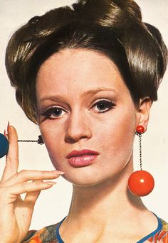 Celia Hammond, Late 60s Fashion, 60s Earrings, Space Age Fashion, 60s Jewelry, Jean Shrimpton, Jacqueline Bisset, Moda Hippie