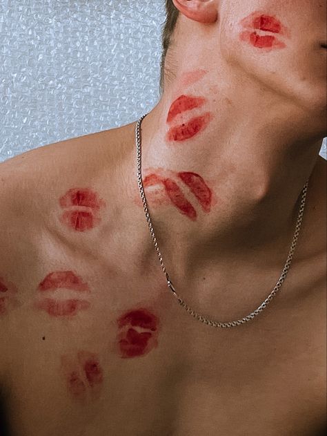 Couple Lipstick Mark, Hickey Neck Aesthetique, Ja I Ty, Love Bite, Kiss Mark, Lipstick Mark, Lipstick Kiss, Fashion Fails, Couple Selfies