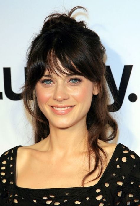 Deschanel perfects this lazy girl red carpet style by pulling her naturally wavy hair into a messy bun, flyaways and all. Hair Magic, Smink Inspiration, Natural Wavy Hair, Zooey Deschanel, Quick Hairstyles, Hair Envy, Grunge Hair, Brunettes, Hairstyles With Bangs