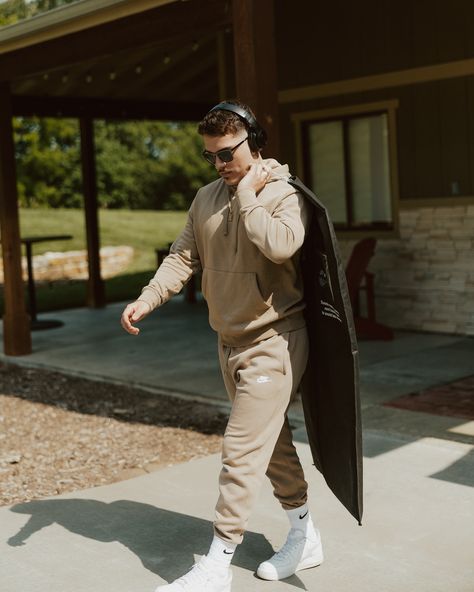 This is your sign to do a game day walk in with your boys on your wedding day😎 The results you’ve all been waiting for😤 Check my profile for BTS of this fun morning! #nfl #gameday #gamedaywalkin #walkin #weddingwalkin #groomsmen #weddingphotography Getting Ready Groomsmen Photos, Wedding Gameday Pictures, Wedding Game Day Photos Groomsmen, Groomsmen Game Day Entrance, Wedding Game Day Photos, Game Day Photos Groomsmen, Wedding Game Day Pictures, Groom Game Day Pictures, Groomsmen Walk Up Photos