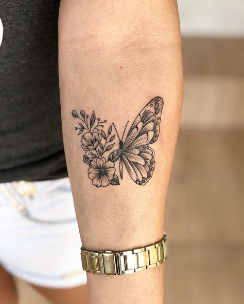 Tatuagem de borboleta: 200 ideias para ficar com vontade de tatuar Butterfly Thigh Tattoo, Butterfly With Flowers Tattoo, Petit Tattoo, Inspiration Tattoos, Geniale Tattoos, Flowers Tattoo, Butterfly Tattoo Designs, Tattoo Feminina, Small Tattoo Designs