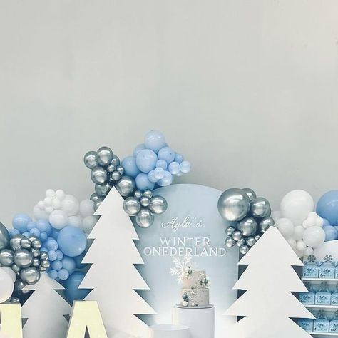 Soirée by Sorangel on Instagram: "❄️AYLA’S Winter ONEderland🤍 I love love LOVE the way this turned out! 🙌🏻 Thank you so much @444keilaaaa for all your help! I love the way you work! Thank you mom & dad for always supporting my dreams. I literally can’t do this without you! Thank you @modernluxspaces for providing a beautiful white canvas!! ❄️🙌🏻 SPECIAL THANK YOU TO MY VENDORS! ❄️Wooden name: @kaylasdivinedesigns ❄️Bouncy House & soft play: @millieeventrentals ❄️custom wooden sleigh: @ ❄️ Marquette letters: @alphalitbostonma ❄️ Beautiful venue: @modernluxspaces . . . #onederland #winterwonderland #marquetteletters #balloonmosaic #balloongarland #organicballoons #partyinspo #ballonart #balloondecor #partybackdrop #eventdecor #partyideas #luxuryballoons #eventplanner #partydecor #cre Winter Onederland Backdrop, Winter Onederland Party Balloons, Winter Wonderland Balloon Garland, Winter Onederland Balloon Arch, Winter Onederland Party Boy, Winter Birthday Themes, Baloon Garland, Winter Baby Shower Themes, Winter Onederland Birthday Party