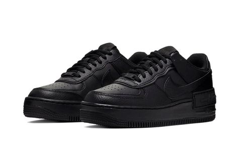 Nike continue de jouer avec son uptown et lui applique un nouveau look monochrome avec la Air Force 1 Shadow Triple Black. La version Shadow de la AF1 se présente ici dans un total look noir, relevé par un jeu de matières subtil. On retrouve ainsi une base en cuir lisse couplée à des empiècements grainés, tandis que les détails caractéristiques du modèle, incarnés par le patch Air de la midsole, ajoutent en aspérités. Notez qu'une Air Force 1 Shadow Triple White est également disponible ! Consei Air Force 1 Noir, Nike X Travis Scott, Nike Air Force 1 Shadow, Air Force 1 Shadow, Nike Air Force One, Nike Design, Low Air Jordan 1, Jordan 8, Baskets Nike