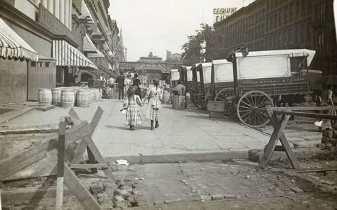 New York circa 1890 Nyc History, New York City Photos, New York Vintage, 42nd Street, Wine Shop, Spring Awakening, Old Photographs, Vintage New York, Historical Pictures