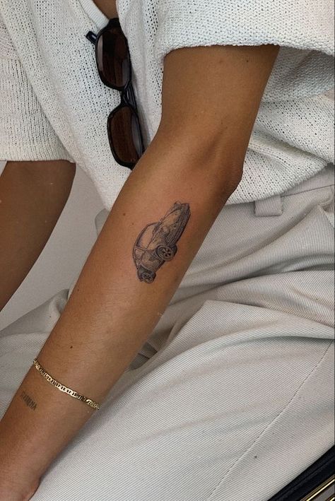 Porche Tattoos, F40 Tattoo, Porsche Tattoo Ideas, Vintage Car Tattoo, Arm Tattoos For Girls, Porsche Tattoo, Arm Tattoo Aesthetic, Italian Tattoo Ideas, Car Tattoo Ideas