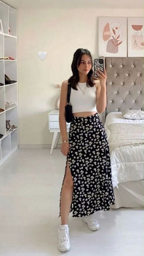 Cool And Comfortable Outfits, Summer Fashion Essentials, Minimalist Style Women Outfits, Casual And Elegant Outfits, Floral Skirt Outfit Ideas, How To Style A Skirt, Office Summer Outfits Women, Casual Outfits Skirt, Simple Date Outfits