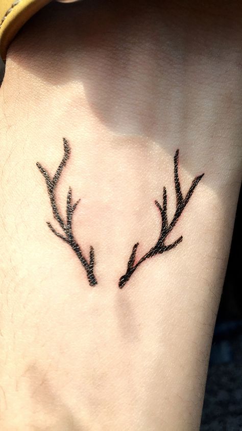 Tiny tattoo | deer horns | basic | simple Fine Line Deer Antler Tattoo, One Line Deer Tattoo, Dear Antlers Tattoo, Stag Tattoos For Women, Deer Horns Tattoo, Simple Antler Tattoo, Small Antler Tattoo, Deer Horn Tattoo, Simple Deer Tattoo