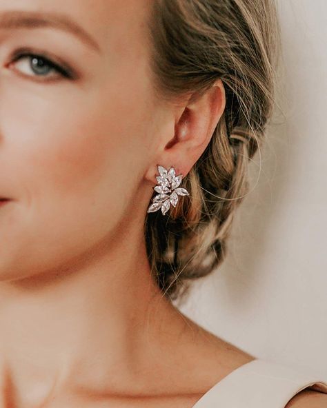 Wedding Earings Bride, Bride Accessories Jewelry, Teardrop Earrings Wedding, Bridal Earrings Studs, Emerald Ring Vintage, Wedding Studs, Dangle Earrings Wedding, Diamond Cluster Earrings, Bride Earrings