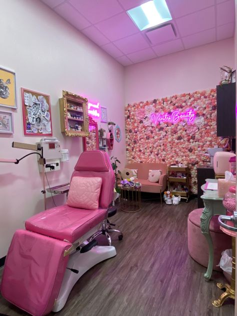 Love my Pink Private Tattoo Studio Cute Tattoo Station, Private Studio Tattoo, Tattoo And Piercing Shop Aesthetic, Piercing Booth Ideas, Cute Tattoo Parlor, Tattoo Shop Aesthetic Pink, Cute Tattoo Shop Interior, Tattoo Shop Interior Aesthetic, Tattoo Artist Vision Board