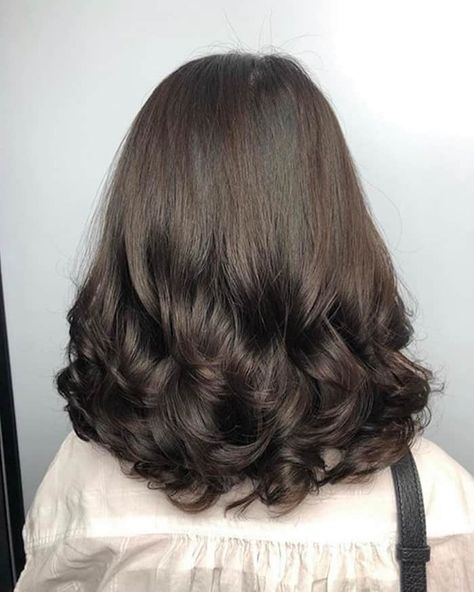 the digital perm is trending Butterfly Layers Hair Medium Wavy, Digital Perm Medium Hair Shoulder Length, Best Haircut For Wavy Hair Medium, Short Wavy Perm, Haircut For Medium Length Hair Wavy, Medium Wavy Hair Styles, Perm For Short Hair, Wavy Perm Short Hair, Haircuts For Wavy Hair Medium