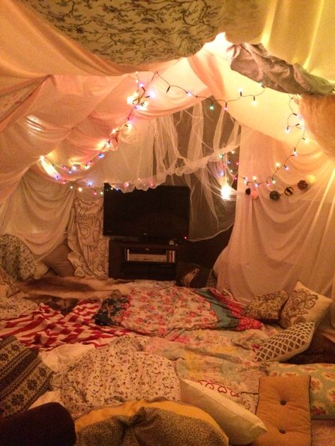 Giant Blanket Fort, Movie Blanket Fort, Bed Den Ideas, Cozy Pillow Fort, Giant Pillow Fort, Sleepover Den Ideas, Mattress In Living Room Date Night, Cute Forts Indoor, Fort For Sleepovers