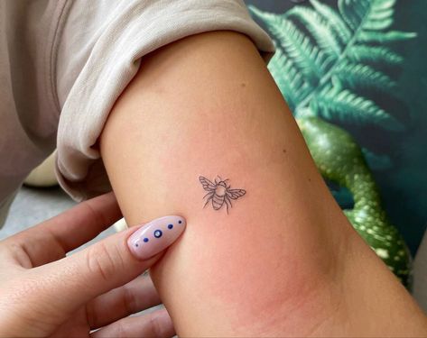 Minimalist Bee Tattoo Outline, Bee Tattoos Simple, Minimalist Bumble Bee Tattoo, Mini Bumble Bee Tattoo, Bee Tattoo Behind The Ear, Bumble Bee Semi Colon Tattoo, Bee Tattoo Ideas Minimalist, Sun And Bee Tattoo, Tiny Bumblebee Tattoo