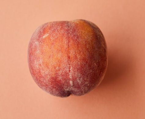 This is how you prevent peaches and nectarines from bruising and rotting before you get to eat them. Natural Health Tips, How To Store Peaches, Peach Fruit, Simple Health, Peach Fuzz, Nectarine, Color Of The Year, Color Trends, Natural Health