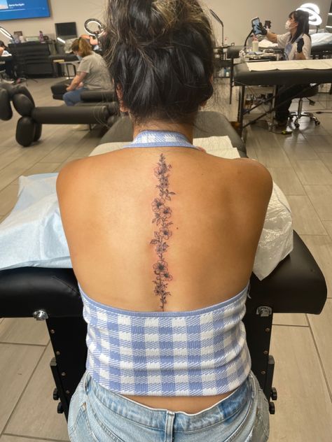 Back Tattoo Women Spine, Feminine Back Tattoos, Tato Salib, Hibiscus Flower Tattoos, Soft Tattoo, Tattoo Design For Women, Tato Dengan Makna, Flower Spine Tattoos, Tato Minimal