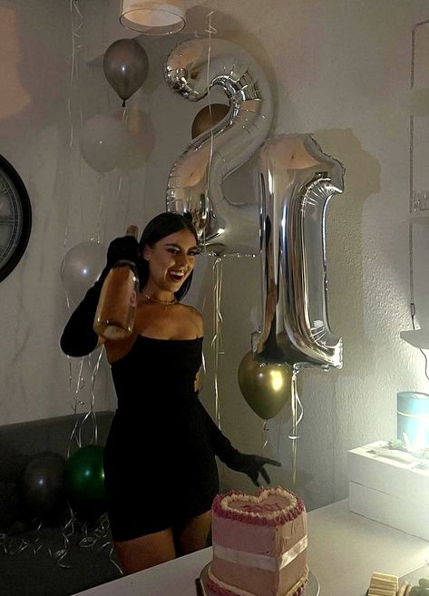 21st Birthday Ideas Classy, 21st Birthday Dress Classy, Party Pictures Aesthetic, Classy 18th Birthday, Cute Birthday Outfit Ideas, Classy 21st Birthday, 21st Birthday Pictures, Shot Party, 21st Birthday Themes