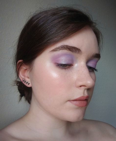 Pink Lavender Makeup, Daytime Purple Eye Makeup, Pastel Eyeshadow Look, Everyday Purple Eyeshadow, Lilac Eyeshadow Blue Eyes, Lavender Lipstick Makeup, Lavender Glitter Makeup, Lavender Haze Makeup Look, Lavender Eye Shadow