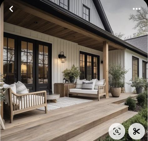 Bloxburg Modern, Exterior Bloxburg, Modern Farmhouse Exterior, House With Porch, Front Porch Ideas, Porch Design, Farmhouse Exterior, Dream House Exterior, Exterior House Colors