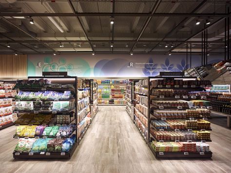 Foods made from the same ingredients are paired together. For example, grapes are next to the wine, and fresh tomatoes sit next to canned tomatoes. Convienence Store, Super Mercado, Supermarket Design Interior, Store Architecture, Grocery Store Design, Supermarket Design, Supermarket Shelves, Asian Grocery, Expo 2015