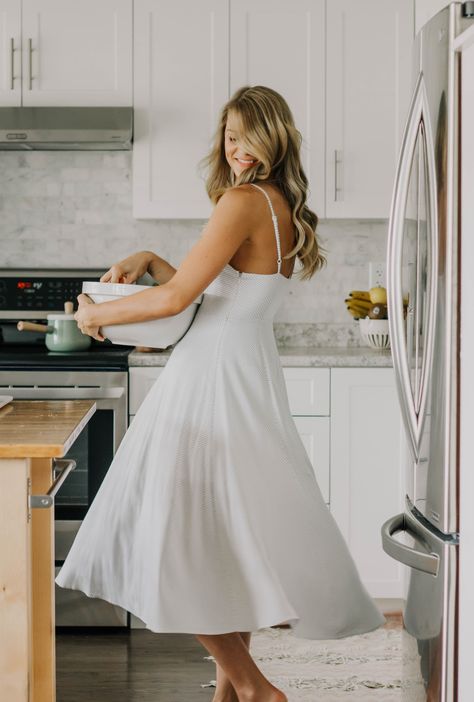 #baking #baking #photoshoot Kitchen Photoshoot Ideas Women, Light And Airy Branding Photoshoot, Apron Photoshoot Ideas, Lifestyle Kitchen Photography, Kitchen Instagram Pictures, Kitchen Photoshoot Woman, Kitchen Poses, Kitchen Photoshoot Ideas, Women In Kitchen