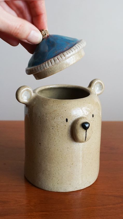 Animal Jar Ceramic, Bear Pottery Ceramics, Cute Ceramic Pots, Lidded Pots Ceramics, Ceramics With Lids, Ceramic Jars With Lids Handmade, Lidded Jars Ceramic Pottery Ideas, Ceramic Jar Ideas, Ceramic Pot With Lid