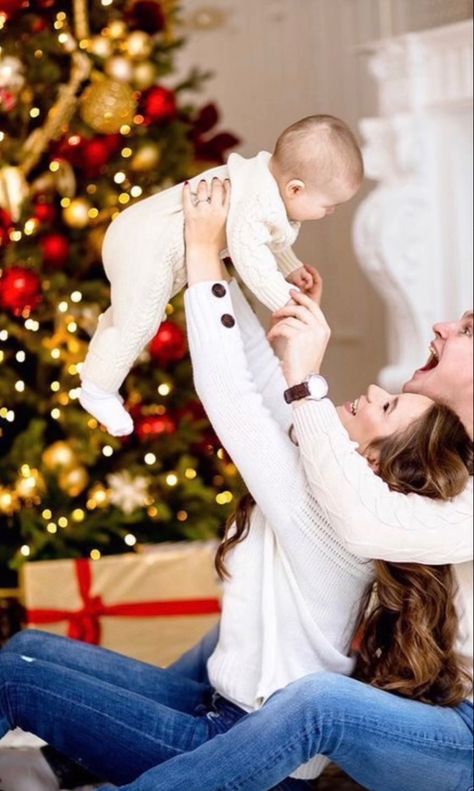 Torturi Baby Shower, Family Christmas Pictures Outfits, Baby Christmas Photography, Christmas Baby Pictures, Christmas Poses, Christmas Family Photoshoot, Cute Family Photos, Family Photos With Baby, Baby Christmas Photos