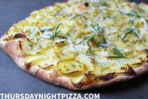 Simple Potato Pizza with Rosemary and Olive Oil (Vegan Pizza Recipe) Potatoe Pizza, Italian Pizza Toppings, Potato Pizza Recipe, Romans Pizza, Italian Potatoes, Vegan Pizza Recipe, Vegan Stir Fry, Potato Pizza, Vegetarian Pizza