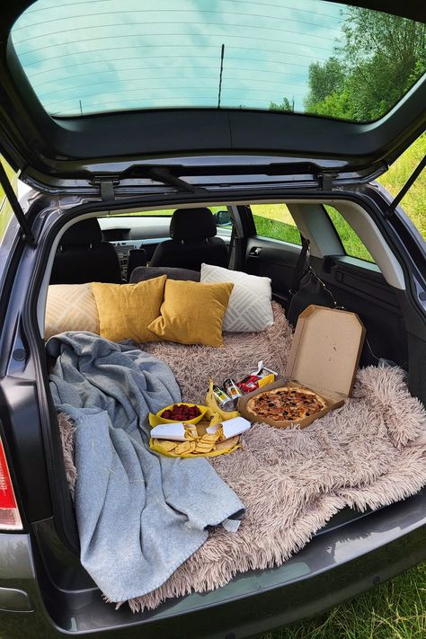 Beach Car Picnic, Picnic In Car Trunk, Back Of The Car Date Night, Car Picnic Aesthetic, Trunk Bed Date, Trunk Date, Car Date Ideas, Wholesome Activities, Car Picnic