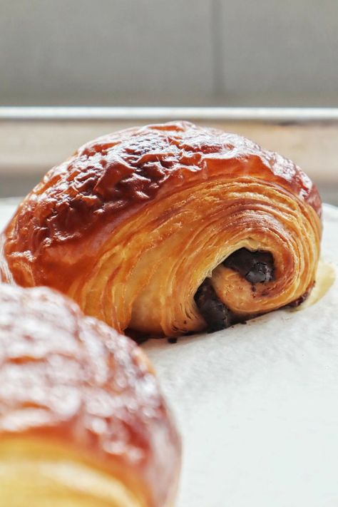 Pain Au Chocolat Recipe, Chocolate Croissant Recipe, Baked Breakfast Recipes, Croissant Breakfast, Croissant Recipe, Chocolate Croissant, Breakfast Bake, Bread And Pastries, Breakfast Dessert