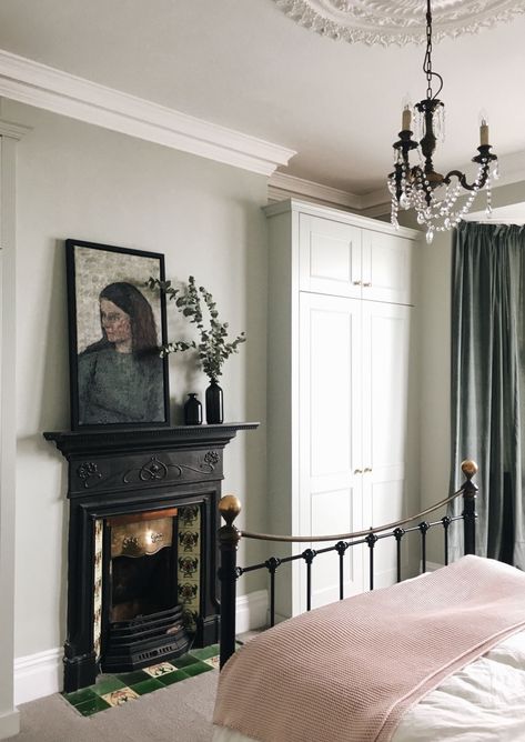 Victorian Terrace Master Suite, Edwardian House Bedroom Ideas, Period Property Bedroom, London Bedroom Design, Victorian Main Bedroom, Minimal Victorian Bedroom, 1930s Bedroom Fireplace, 1930s House Bedroom Ideas, 1930’s Bedroom