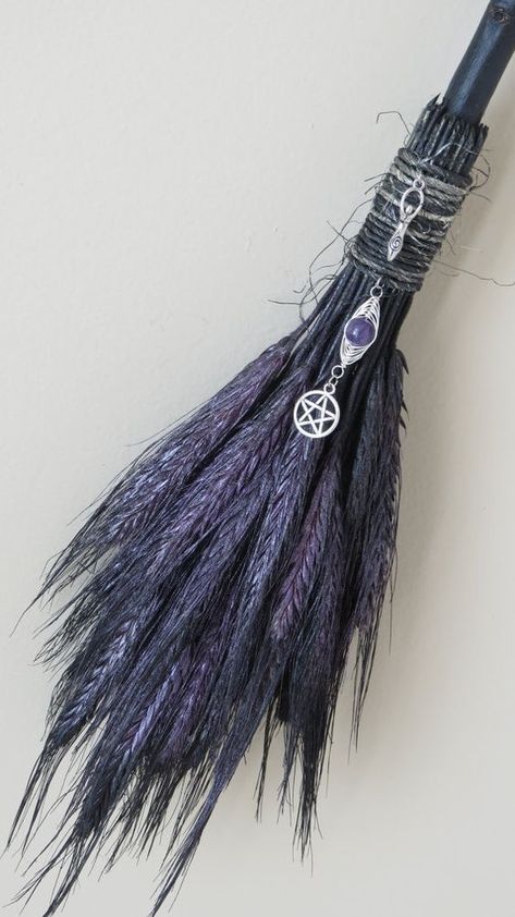 Yule Ornaments, Witchy Christmas, Hippie Crafts, Stile Harry Potter, Witch Crafts, Baba Jaga, Goth Christmas, Wiccan Crafts, Fun List