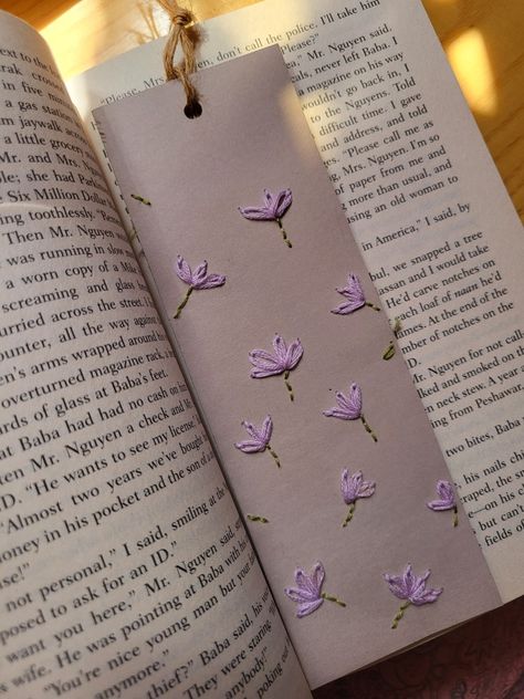 Embroidery Business Cards Ideas, Bookmarks Handmade Embroidery, Embroidered Bookmark Pattern, Bookmark Embroidery Patterns, Embroidery Bookmark Ideas, Embroider Bookmark, Fabric Bookmarks Diy, Embroidery Book Cover, Easy Bookmark Ideas