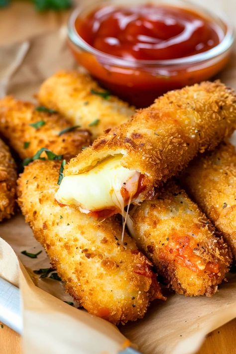 These air fryer mozzarella sticks are so much better than store-bought! With a few simple ingredients, you'll have a crunchy, cream appetizer. Delicious Looking Food, Chili's Mozzarella Sticks, Yummy Looking Food, Hand Foods For Parties, Dinner Sides Ideas, Air Fryer Appetizers, Air Fryer Mozzarella Sticks, Air Fryer Mozzarella, Fancy Recipes