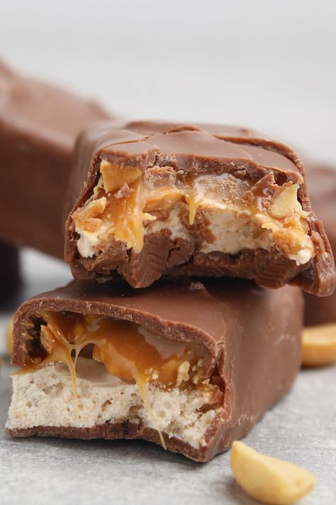 homemade mars bars with nougat and caramel. Mars Chocolate Bar Aesthetic, Sugar Free Christmas Cookies, Mars Chocolate Bar, Mars Candy, Crunch Bars Recipe, Salted Caramel Candy, Mars Bars, Candy Bar Recipe, Mars Chocolate