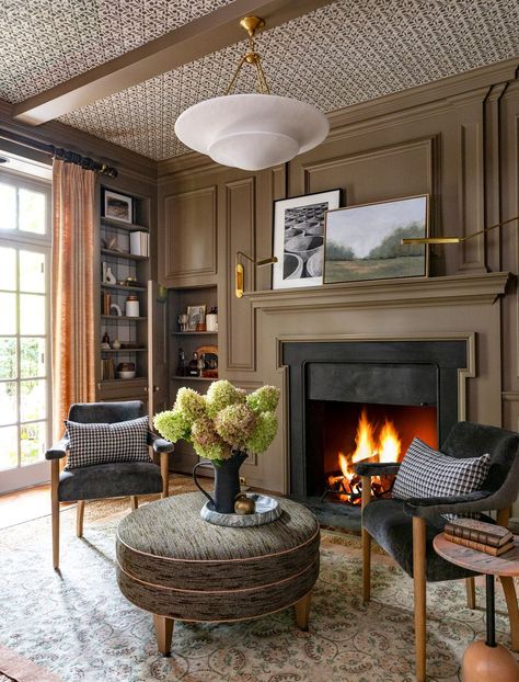 15 Chic Window Treatments for Sliding Glass Doors Brown Sitting Room, Warm Brown Color Palette, Luxurious Library, Painted Built Ins, Library With Fireplace, Conservatory Design, Library Living Room, Fireplace Lighting, Chandelier Lights