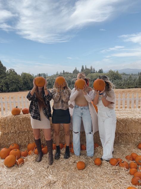 Fall Aesthetic Pictures, Thanksgiving Outfit Ideas, Cozy Season, Taking Selfies, Thanksgiving Outfit, Fall Aesthetic, Real Photos, Pumpkin Patch, Aesthetic Pictures