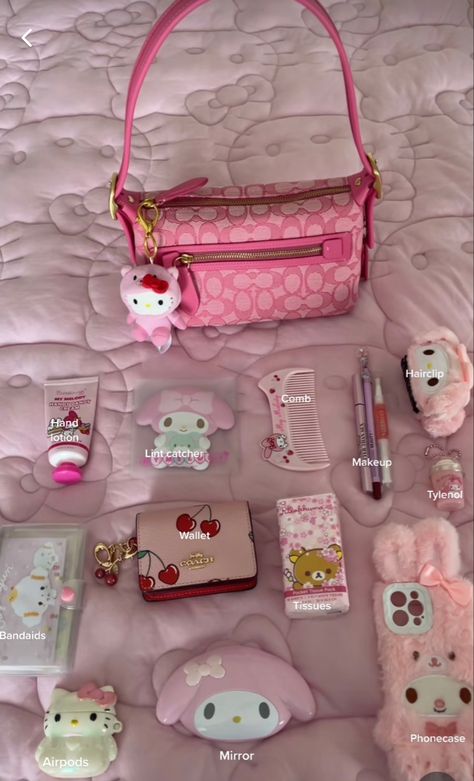 Everyday Bag Essentials, What's In My Purse, School Bag Essentials, Inside My Bag, Kitty Accessories, Pink Lifestyle, Purse Essentials, Hello Kitty Accessories, Handbag Essentials