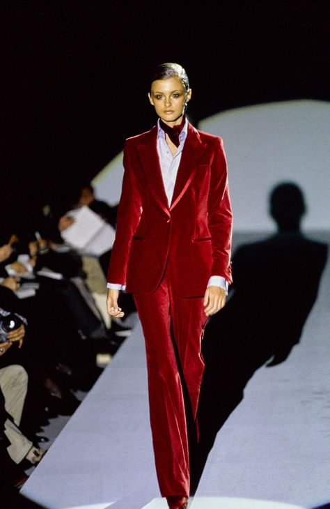 Gucci Fall 1996 Ready-to-Wear Fashion Show - Trish Goff Trish Goff, Georgina Grenville, 1990s Fashion Trends, Red Velvet Suit, Tom Ford Gucci, Gucci Runway, Gucci Suit, Mode Chanel, Velvet Suit