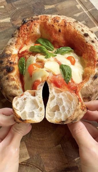 Neapolitan Pizza Pizza Napolitana Recipe, Neapolitan Pizza Recipe, Pizzaria Decor, Pizza Hut Recipe, Woodfire Oven, Neapolitan Pizza Dough Recipe, Neapolitan Pizza Dough, Pizza Preparation, Neapolitanische Pizza