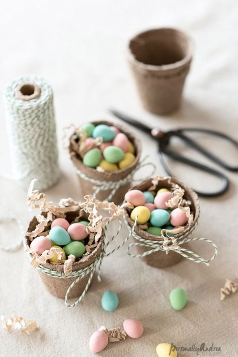 Peat Pots, Diy Osterschmuck, Easter Favors, Gifts Wrapping, Easter Table Settings, Easter Tablescapes, Crafts Easter, Dinner Guests, Easter Inspiration