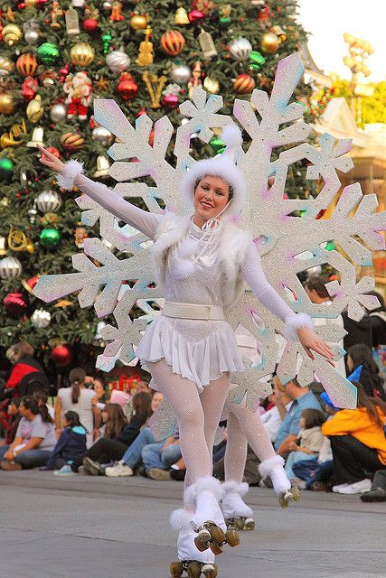 White Christmas Costume Ideas, Christmas Fantasy Outfit, Fantasy Christmas Outfit, Christmas Parade Costumes, Christmas Parade Outfits, Winter Costume Ideas, Christmas Party Costume Ideas, Christmas Angel Costume, Christmas Outfit Funny