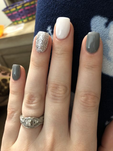 Grey White Silver Nails, Gray White And Silver Nails, Gray And White Nail Ideas, Grey And White Dip Nails, Grey White And Silver Nails, Summer Grey Nails, Grey Wedding Nails Bridesmaid, Nail Designs Gray And White, White And Gray Nail Designs