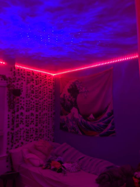 Sky Light Bedroom, Led Around Bed, Room With Vines And Led Lights, Beds With Led Lights, Room Decor Ideas Led Lights, Vibey Bedroom, Bedroom Led Lights, Sky Lite, Chambre Indie