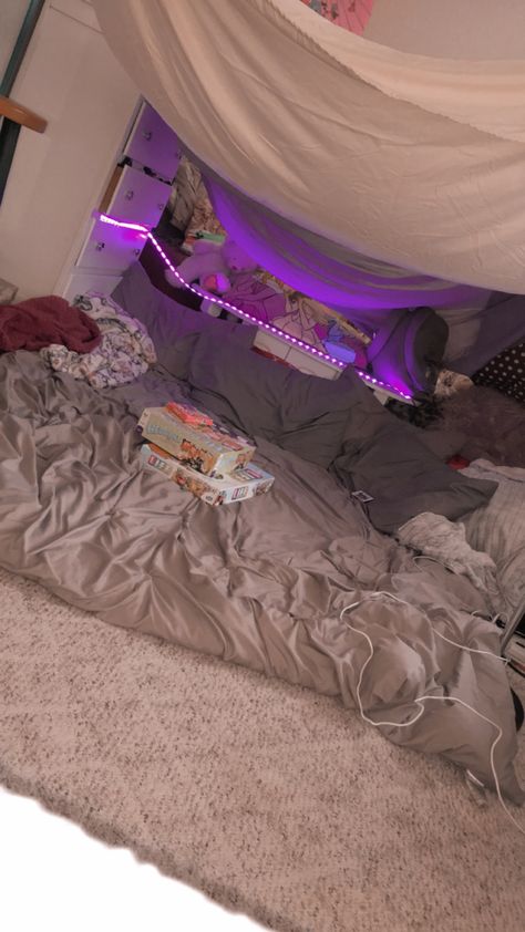 Fort Ideas Indoor Bedroom Easy, Sleepover Fort Ideas On Bed, Fort On Bed, Forts For Sleepovers, Fort Ideas Indoor Easy, How To Make A Fort On Your Bed, Fort Ideas Indoor Bedroom, Sleepover Fort Ideas, Matress Ideas Floor