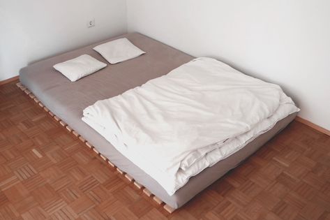 Cheap & minimal floor bed setup Cheap Floor Bed, Floor Sleeping Ideas, Floor Bed Hack, King Floor Bed, Matress Ideas Floor, Mattress On Floor Ideas Bedrooms, Floor Bed Decor Ideas, Bed On The Floor Ideas, Floor Bed Ideas For Adults