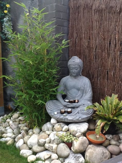 Meditation in the garden Mini Zen Garden Design, تحت الدرج, Funny Vine, Mini Zen Garden, Buddha Garden, Zen Garden Design, Meditation Garden, Japanese Garden Design, Asian Garden