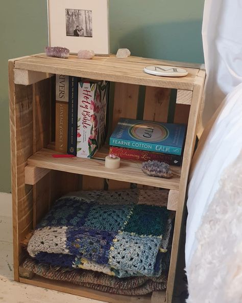 Wooden Bed Side Shelf, Milk Crate Night Stand, Bohemian Bedside Tables, Crate Bedroom Ideas, Unusual Nightstands Bedside Tables, Wooden Crate Side Table, Bedside Table With Books, Wooden Crate Nightstand, Bedside Tables Aesthetic